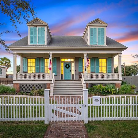 Вилла Historic 1871 Coastal Breeze With Heated Pool - Restoring Галвестон Экстерьер фото